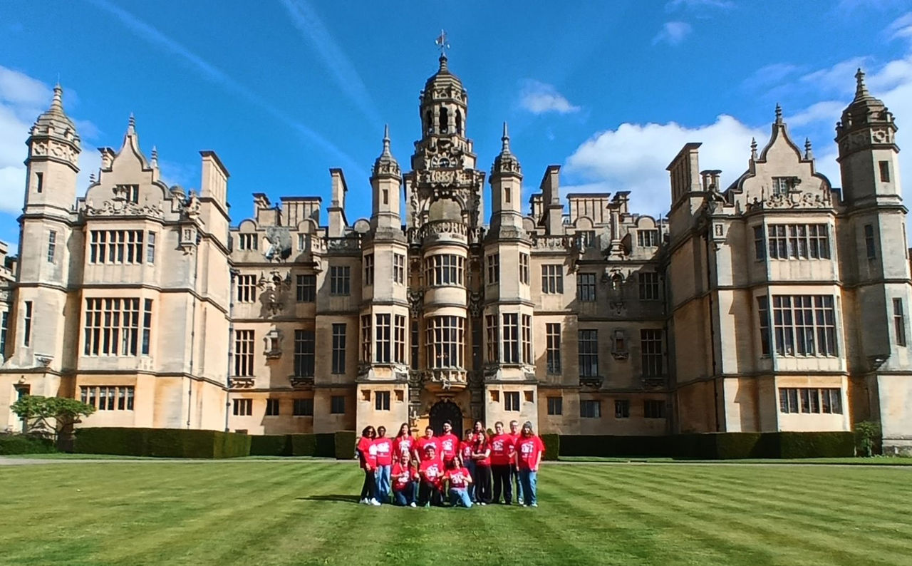 group of UC Blue Ash students i nfront of Harlaxton Manor, England